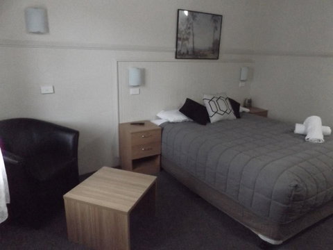 Ben Chifley Motor Inn - Sunshine Coast Guide 3