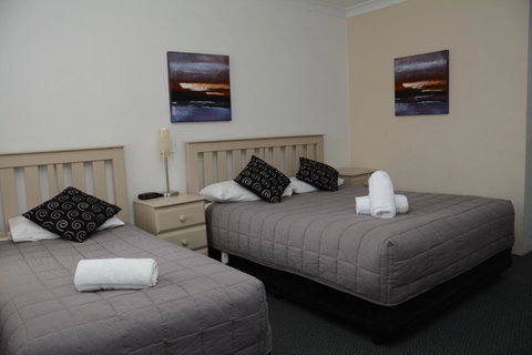Ben Chifley Motor Inn - Sunshine Coast Guide 13