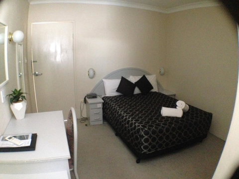 Ben Chifley Motor Inn - Sunshine Coast Guide 30
