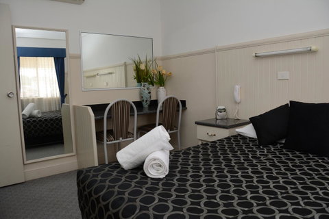 Ben Chifley Motor Inn - Sunshine Coast Guide 18