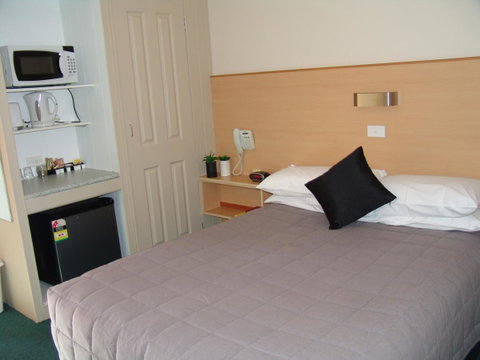Ben Chifley Motor Inn - Sunshine Coast Guide 27
