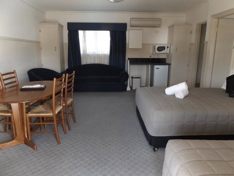 Ben Chifley Motor Inn - Sunshine Coast Guide 24