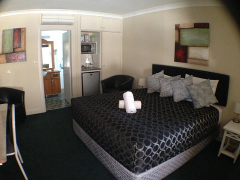 Ben Chifley Motor Inn - Sunshine Coast Guide 22