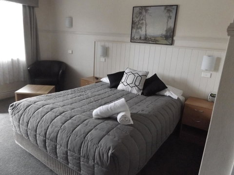 Ben Chifley Motor Inn - Sunshine Coast Guide 2