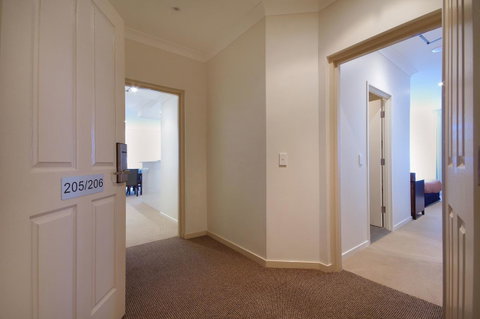 Macquarie Waters Boutique Apartment Hotel - Sunshine Coast Guide 7