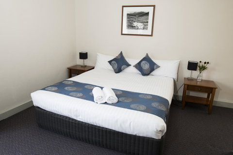 Banjo Paterson Inn - Sunshine Coast Guide 25