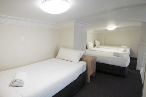 Banjo Paterson Inn - Sunshine Coast Guide 27