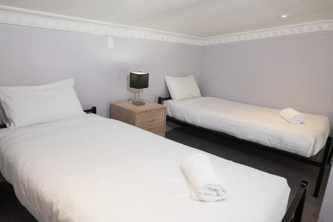 Banjo Paterson Inn - Sunshine Coast Guide 26
