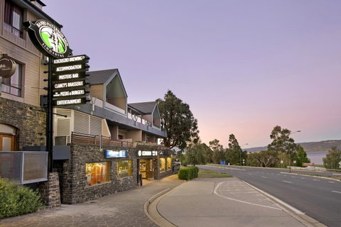 Banjo Paterson Inn - Sunshine Coast Guide 0