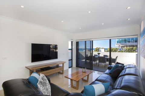 Beachfront 2 - Sunshine Coast Guide 3