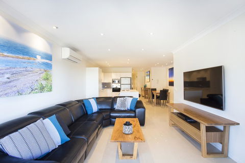 Beachfront 2 - Sunshine Coast Guide 9