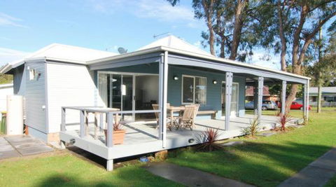 Huskisson Holiday Motel Cabins - Sunshine Coast Guide 24