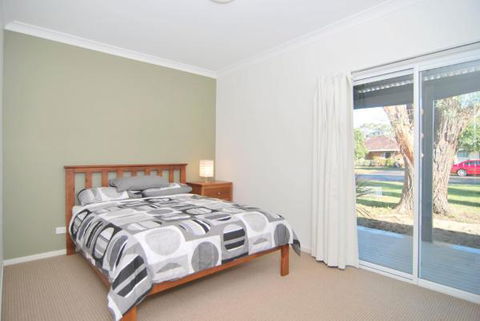 Huskisson Holiday Motel Cabins - Sunshine Coast Guide 30