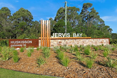 Huskisson Holiday Motel Cabins - Sunshine Coast Guide 23