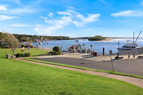 Huskisson Holiday Motel Cabins - Sunshine Coast Guide 4