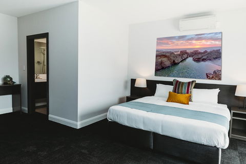 Coniston Hotel Wollongong - Sunshine Coast Guide 2