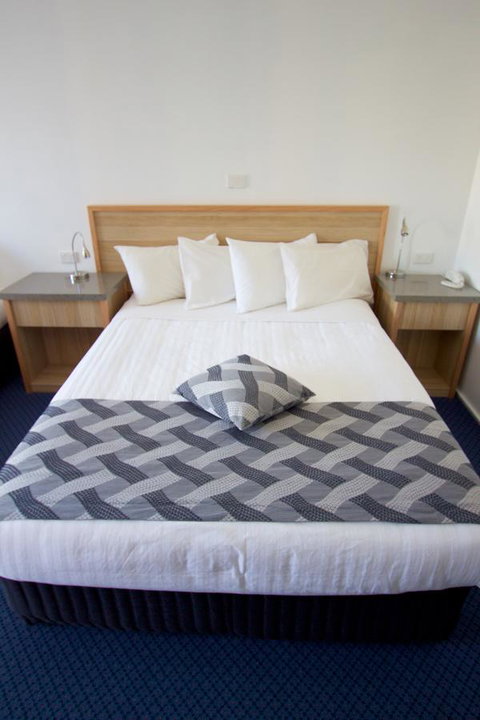 Albury Paddlesteamer Motel - Sunshine Coast Guide 17