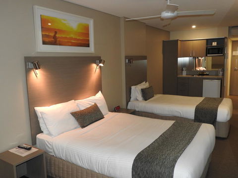 Manly Paradise Motel & Apartments - Sunshine Coast Guide 1