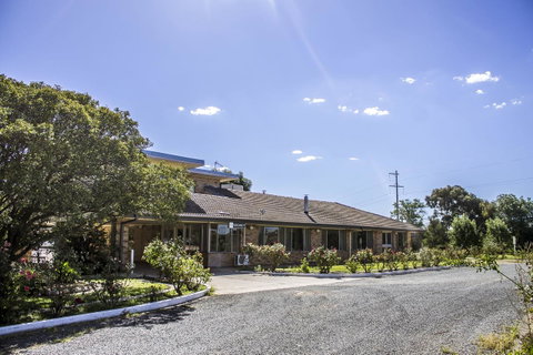 Allonville Gardens Motel - Sunshine Coast Guide 11