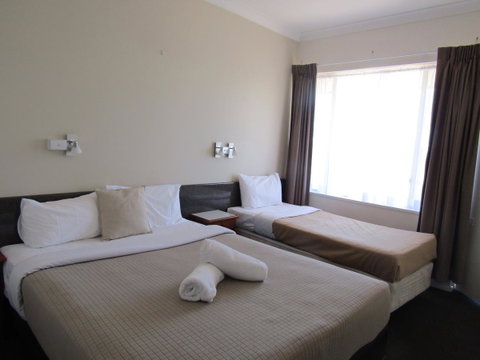 Allonville Gardens Motel - Sunshine Coast Guide 13