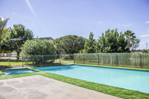 Allonville Gardens Motel - Sunshine Coast Guide 8