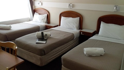 Allonville Gardens Motel - Sunshine Coast Guide 3