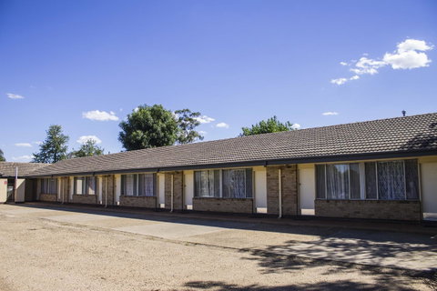 Allonville Gardens Motel - Sunshine Coast Guide 12
