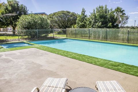 Allonville Gardens Motel - Sunshine Coast Guide 9