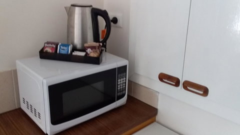 Allonville Gardens Motel - Sunshine Coast Guide 6
