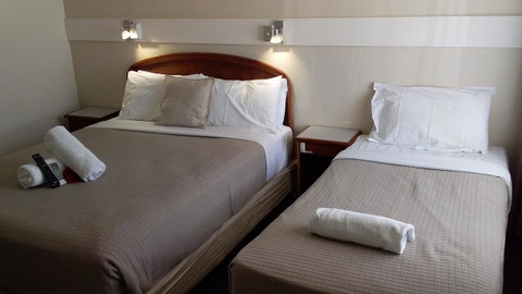 Allonville Gardens Motel - Sunshine Coast Guide 4