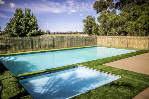 Allonville Gardens Motel - Sunshine Coast Guide 7