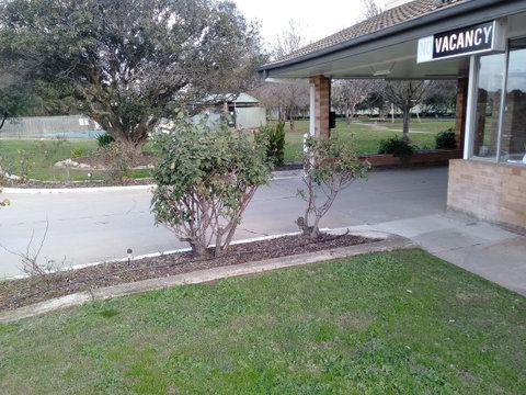 Allonville Gardens Motel - Sunshine Coast Guide 1