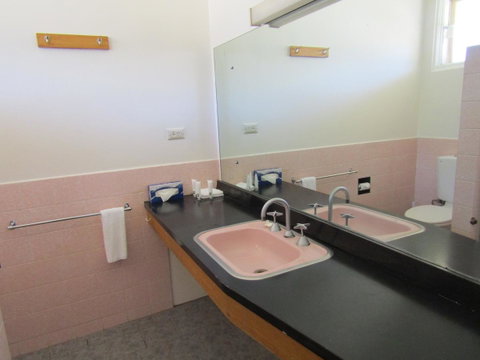 Allonville Gardens Motel - Sunshine Coast Guide 18