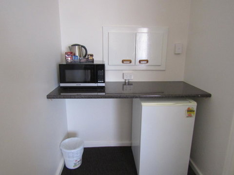 Allonville Gardens Motel - Sunshine Coast Guide 16