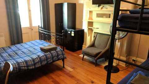 Newtown Backpackers - Sunshine Coast Guide 23