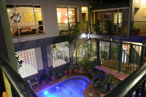 Newtown Backpackers - Sunshine Coast Guide 0