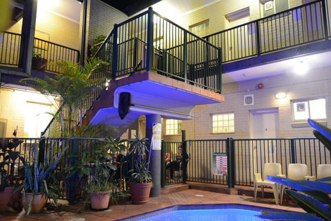 Newtown Backpackers - Sunshine Coast Guide 1