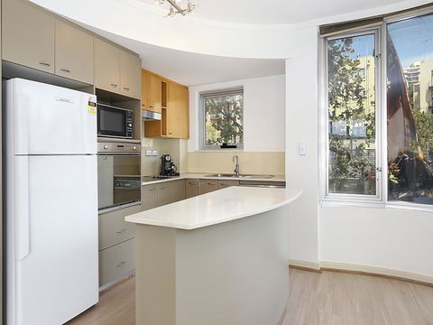 Lower Bridge And Sails - Executive 2BR Darlinghurst Apartment With Balcony And Rooftop Views - Sunshine Coast Guide 3
