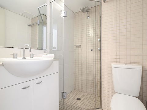 Lower Bridge And Sails - Executive 2BR Darlinghurst Apartment With Balcony And Rooftop Views - Sunshine Coast Guide 9