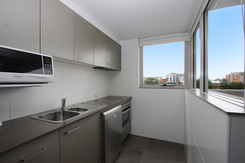 Honeysuckle Executive Apartments - Sunshine Coast Guide 24