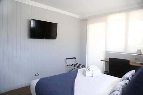 The Blenheim - Sunshine Coast Guide 1