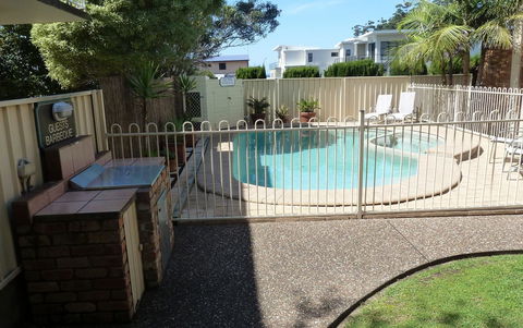 Mollymook Surfbeach Motel & Apartments - Sunshine Coast Guide 14