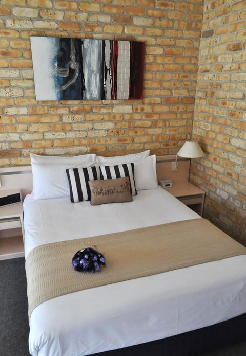 Mollymook Surfbeach Motel & Apartments - Sunshine Coast Guide 6