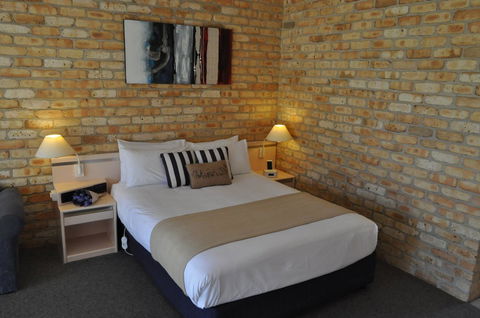 Mollymook Surfbeach Motel & Apartments - Sunshine Coast Guide 4