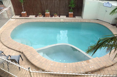 Mollymook Surfbeach Motel & Apartments - Sunshine Coast Guide 9