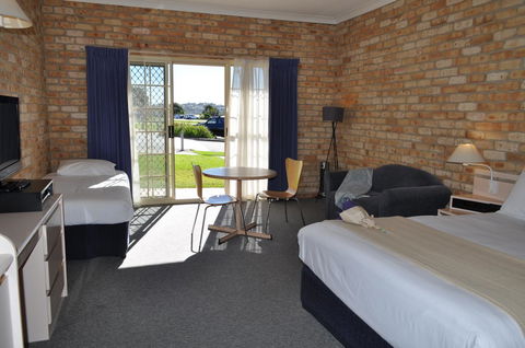 Mollymook Surfbeach Motel & Apartments - Sunshine Coast Guide 1