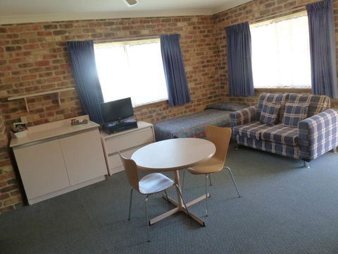 Mollymook Surfbeach Motel & Apartments - Sunshine Coast Guide 25