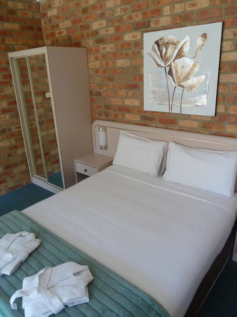 Mollymook Surfbeach Motel & Apartments - Sunshine Coast Guide 12