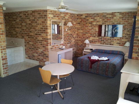 Mollymook Surfbeach Motel & Apartments - Sunshine Coast Guide 5