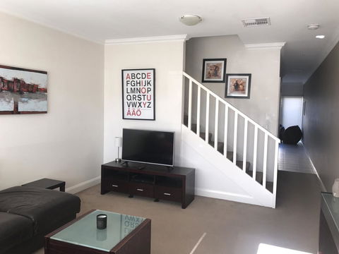 Travers Street Apartment - Sunshine Coast Guide 6